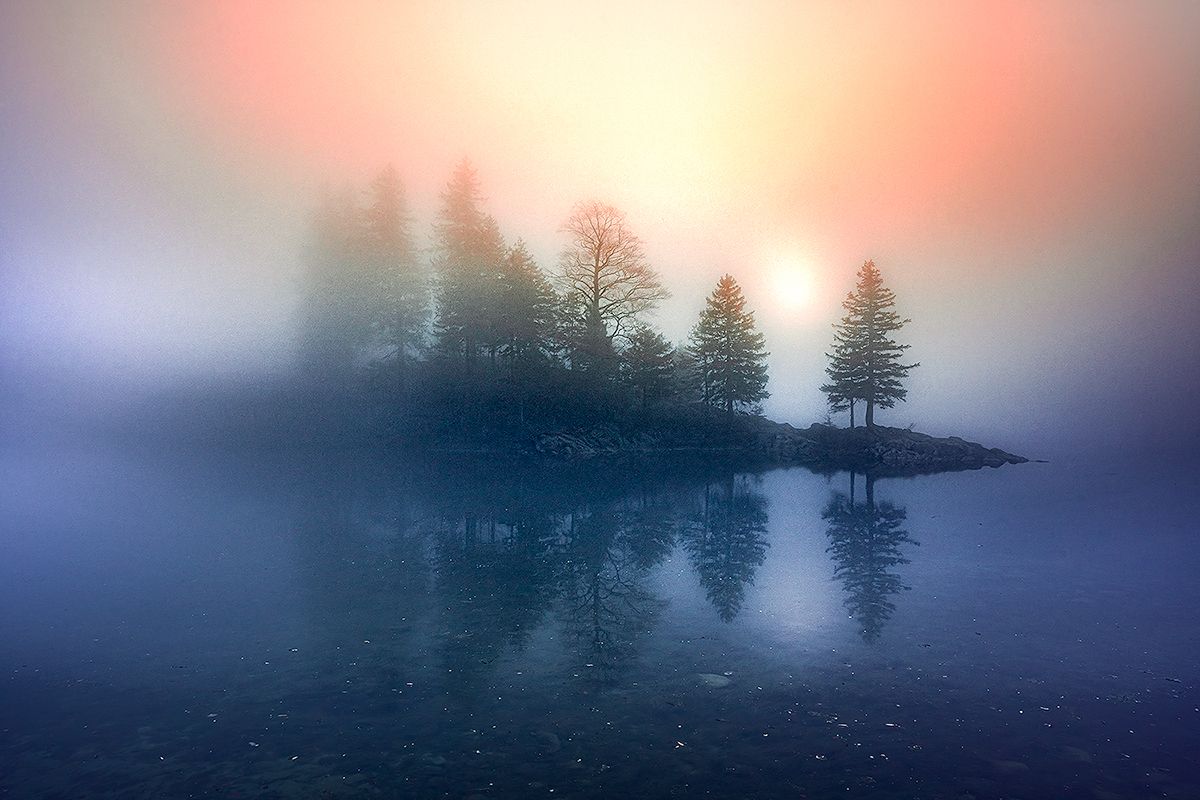 Bergsee im dichten Nebel, Schweiz