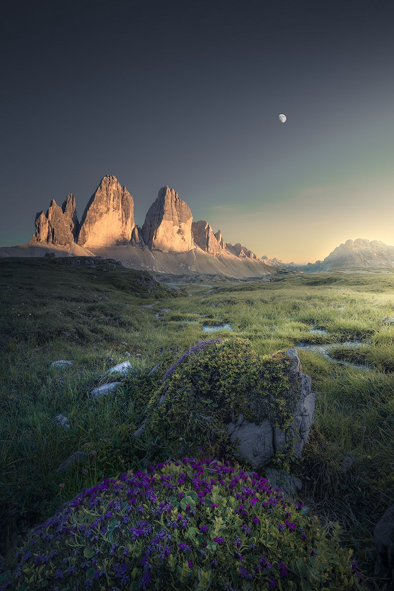Die Drei Zinnen bei Sonnenuntergang mit aufgehendem Mond, Dolomiten