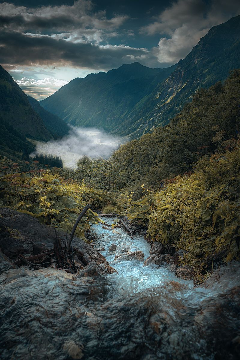 Kleiner Bach mit Blick ins Oytal, Allgäu, Bayern
