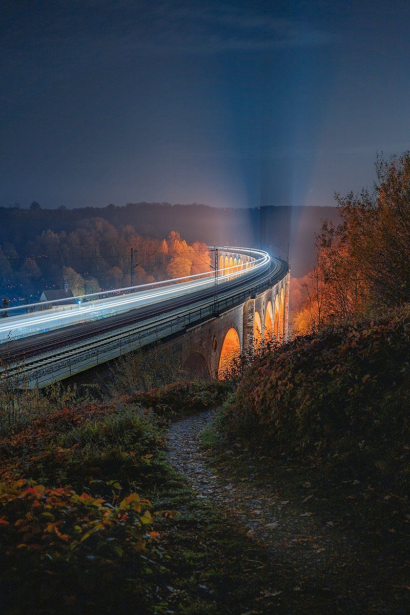 Der beleuchtete Altenbekener Viadukt bei Nacht, Deutschland
