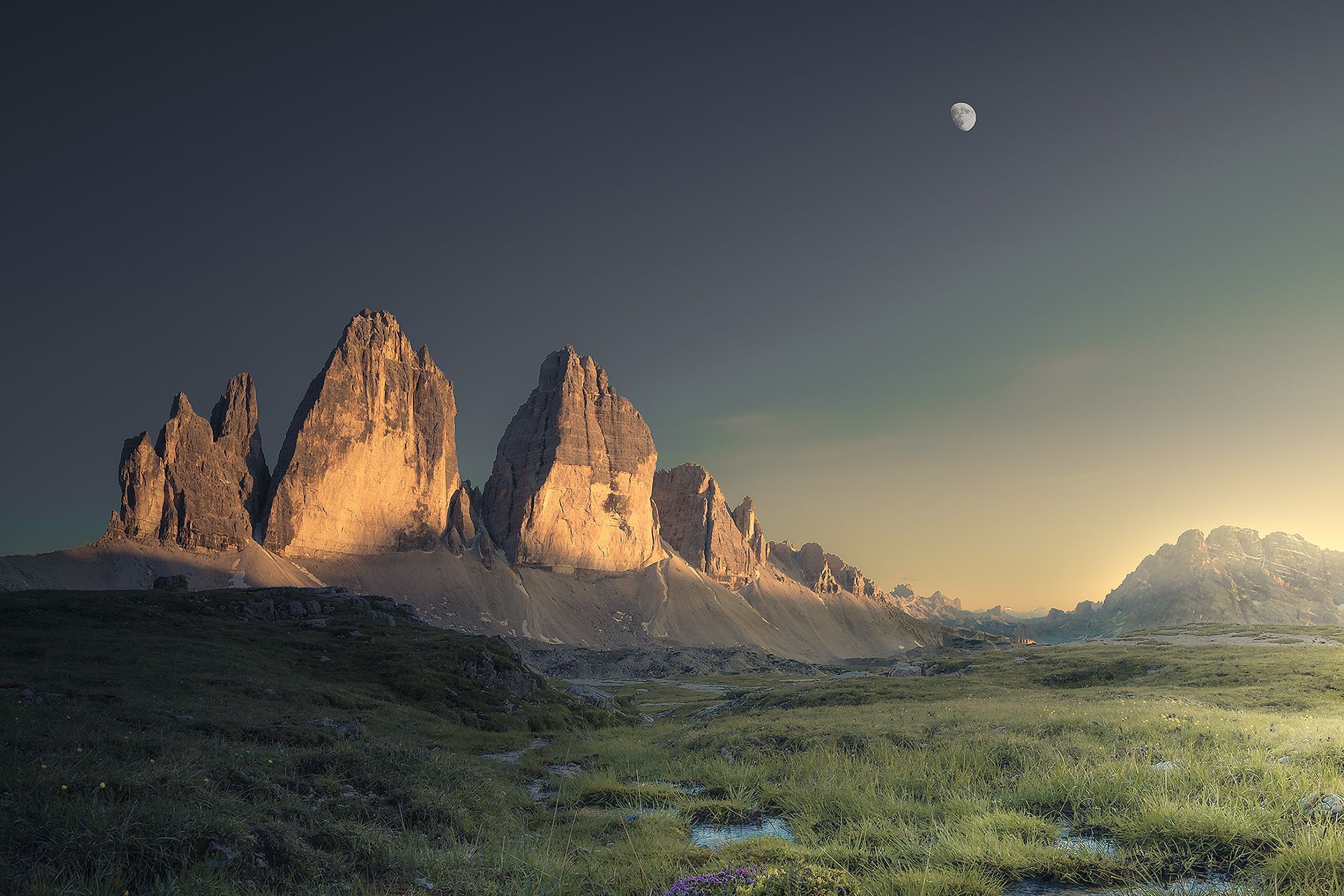 Locationscouting - die Drei Zinnen bei Sonnenuntergang und aufgehendem Mond