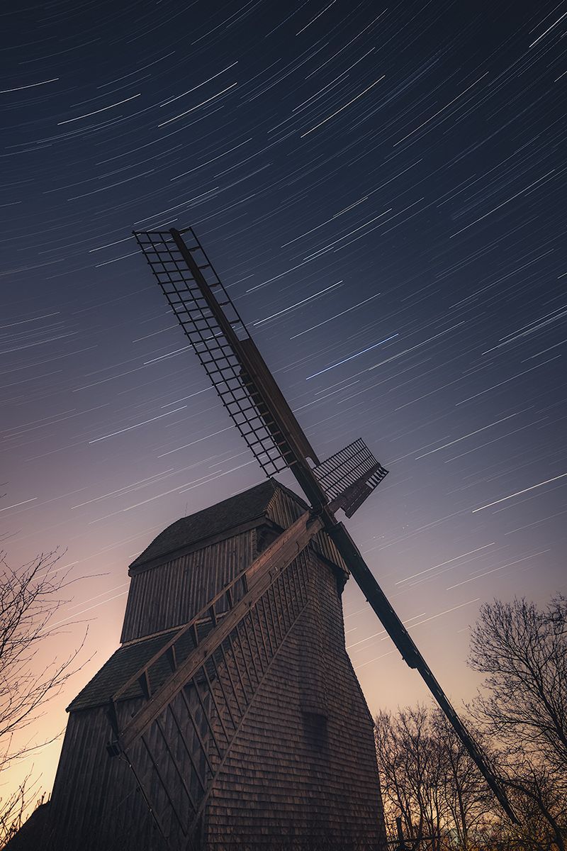 Bielefelder Windmühle bei Nacht mit Sternenspuren am Himmel, Deutschland
