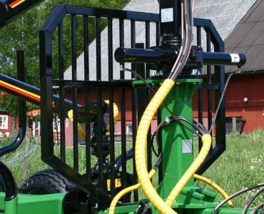 détail grue remorque C3.8 T6 Farma vendue par Giraud matériels forestiers importateur exclusif
