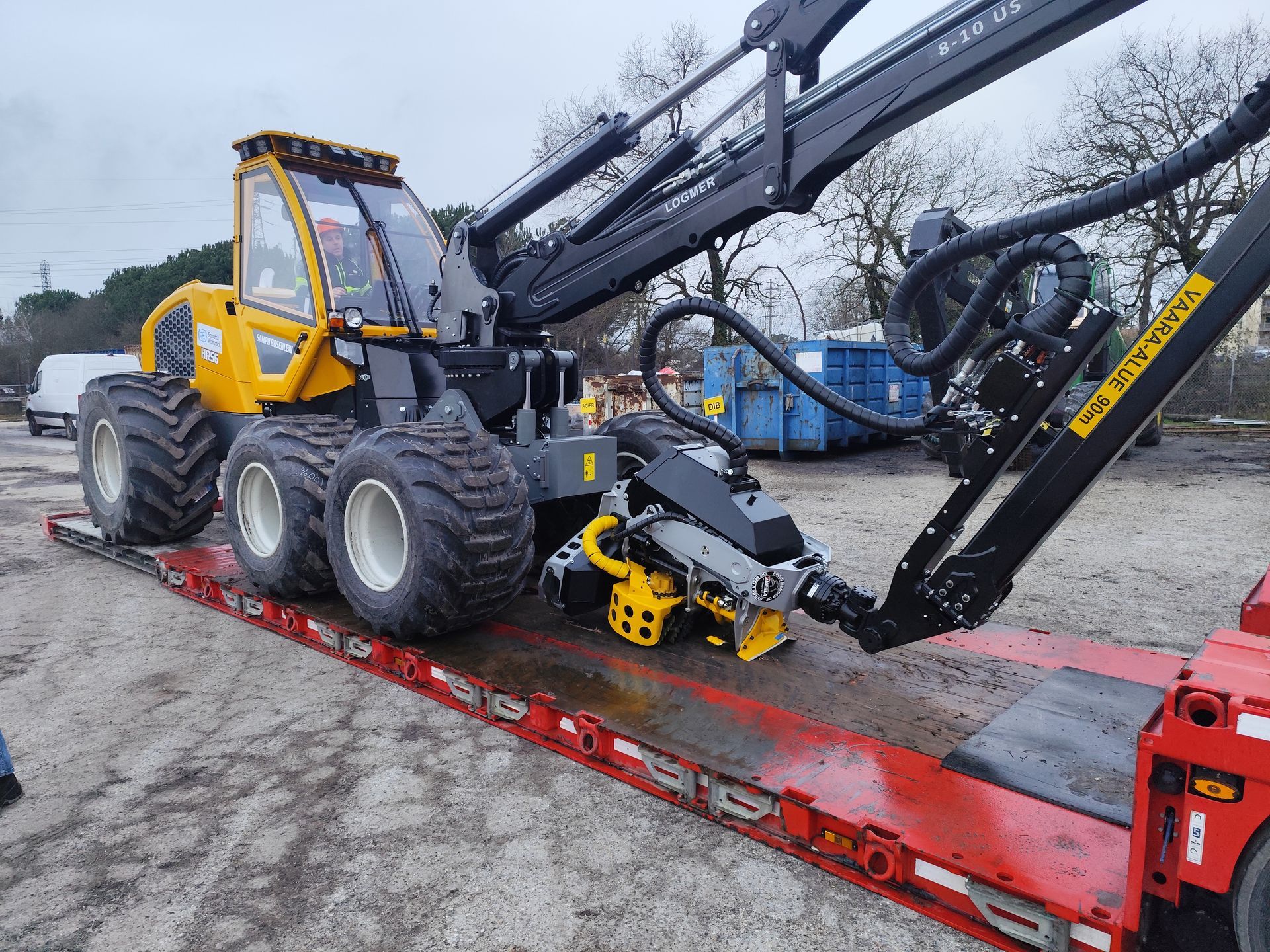 déchargement de l'abatteuse HR56 à l'entreprise SMURFIT dans les Landes