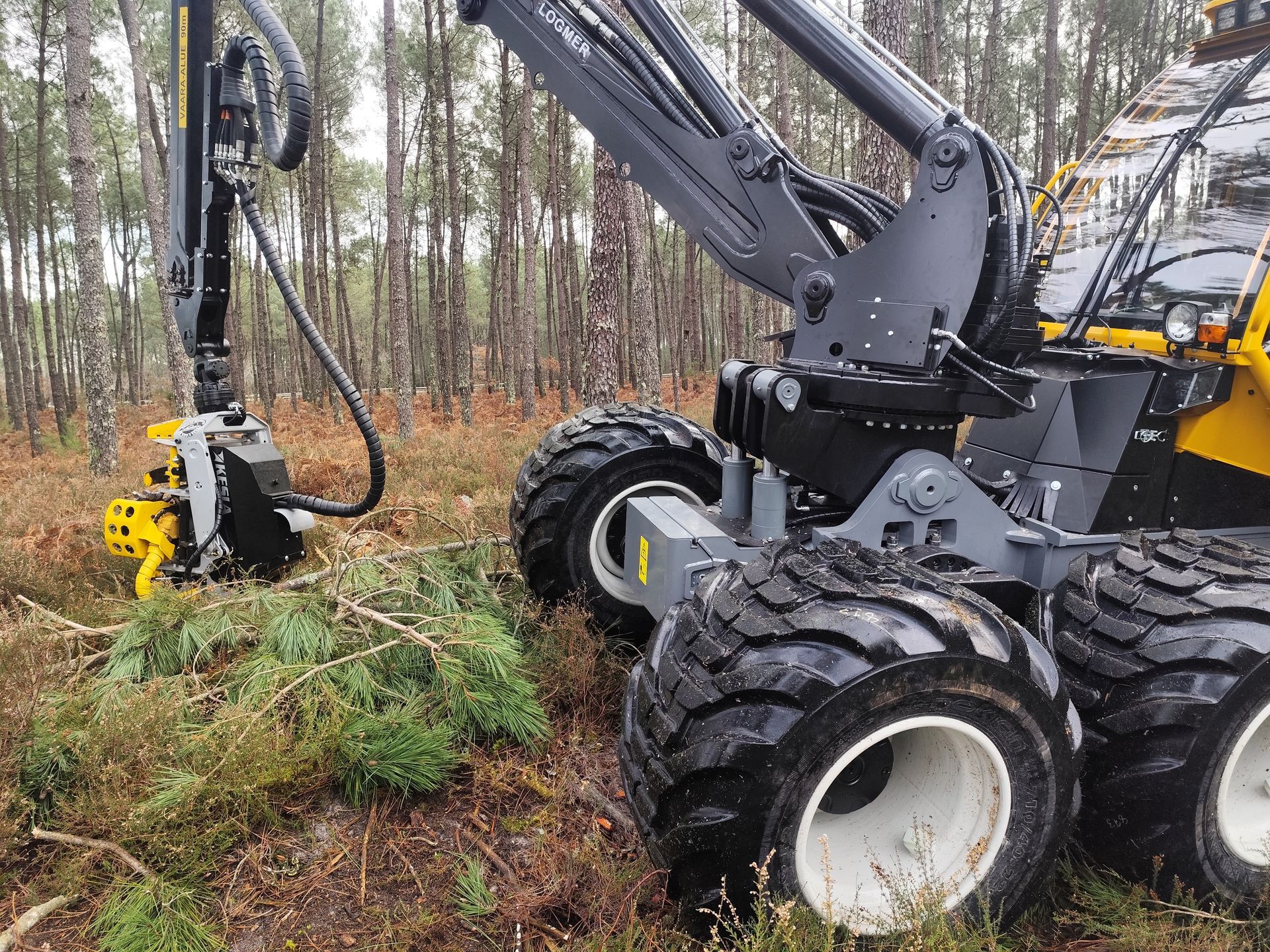 vue du train avant de l 'abatteuse hr56 livrée à l'entreprise Smurfit dans les landes