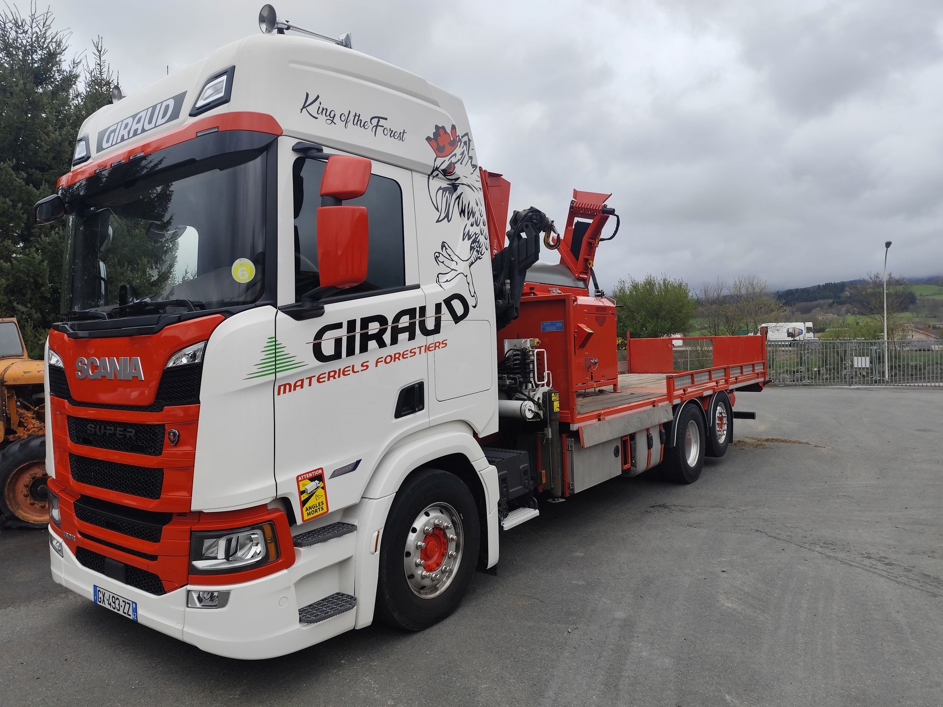 scania chargé de coupeur fendeur HAKKI PILKE de giraud noiretable