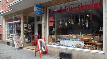 Ladenfront Eingangsbereich vom Atelier Strandgut mit 2 großen Schaufenster