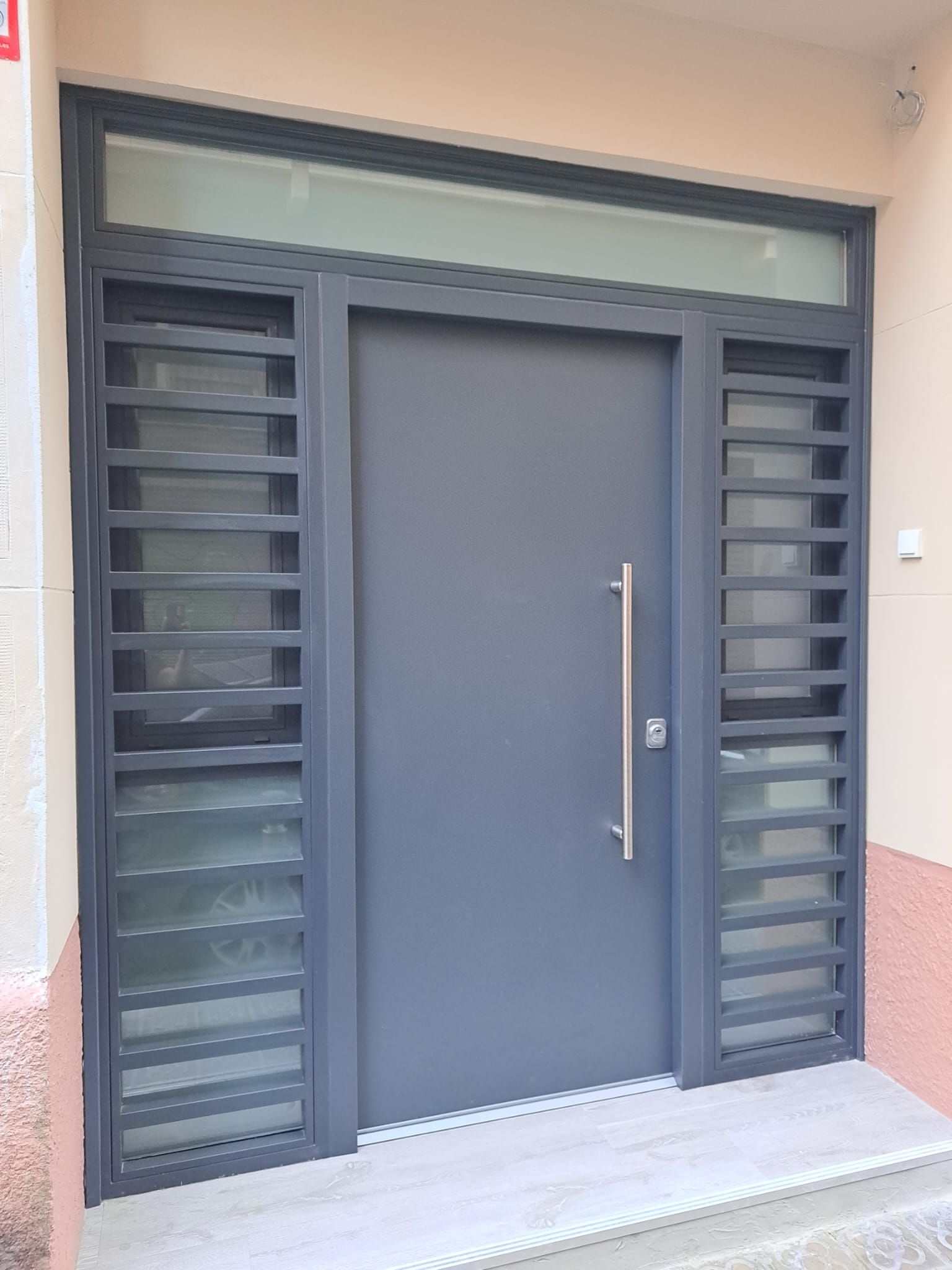 Fabricación e instalación de puertas blindadas y acorazadas. Carpintería metálica Barcelona
