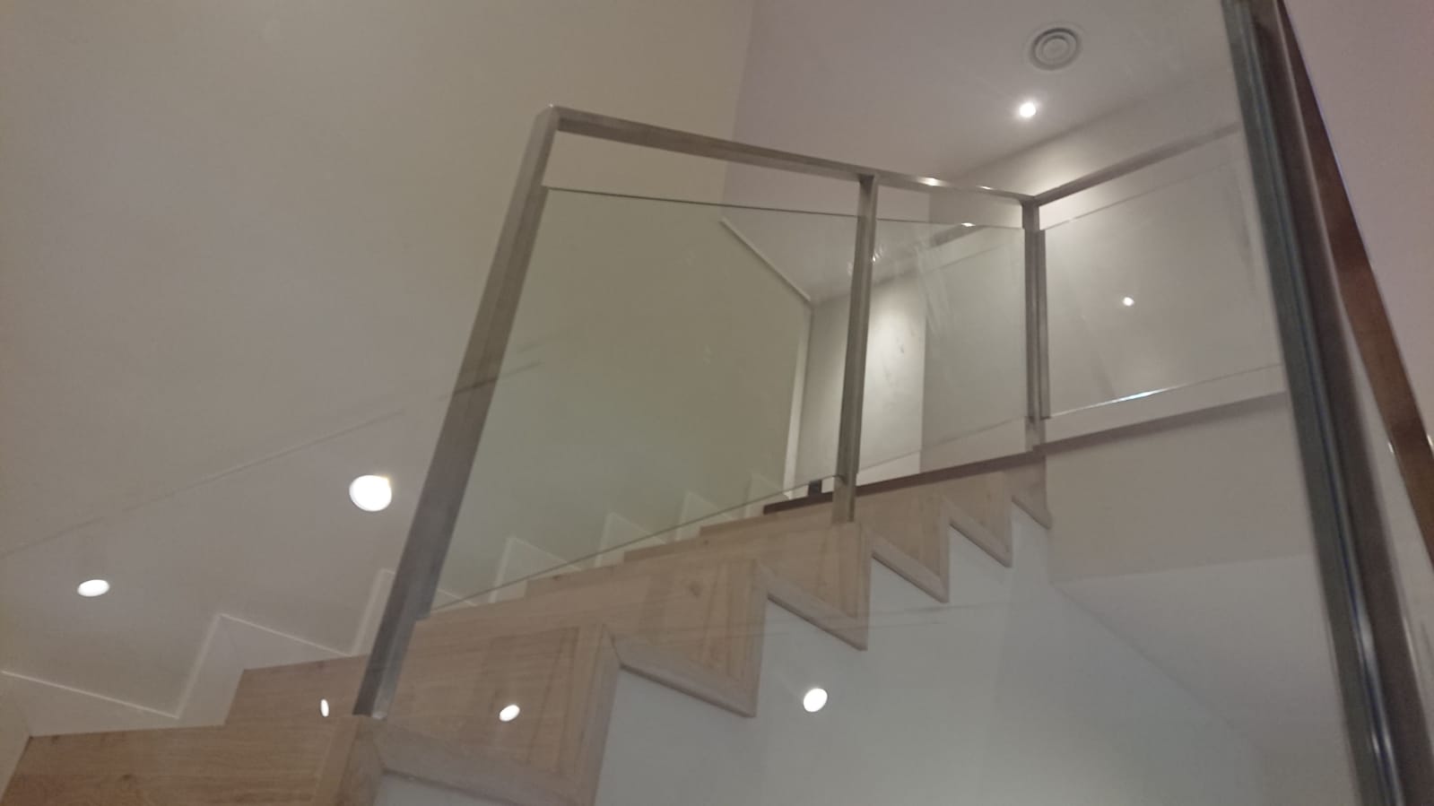 Fabricación e instalación de barandas de acero inoxidable en interiores, por J.D.Metalicas