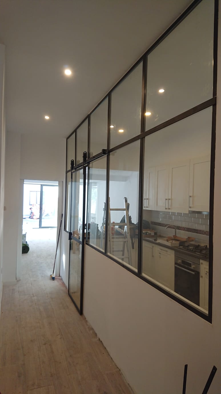 Instalación y fabricación de ventanas de hierro, aluminio y acero inoxidable de estilo industrial