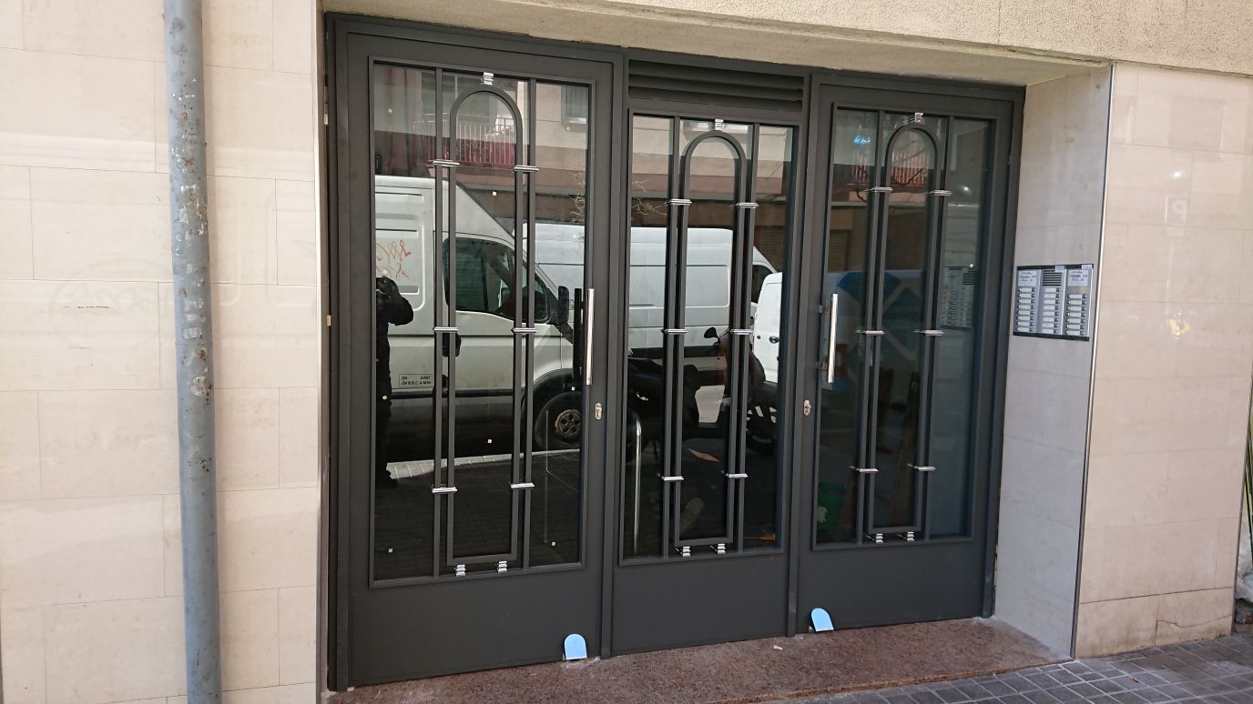 Instalación y fabricación de puertas de forja para comunidad de vecinos en Barcelona