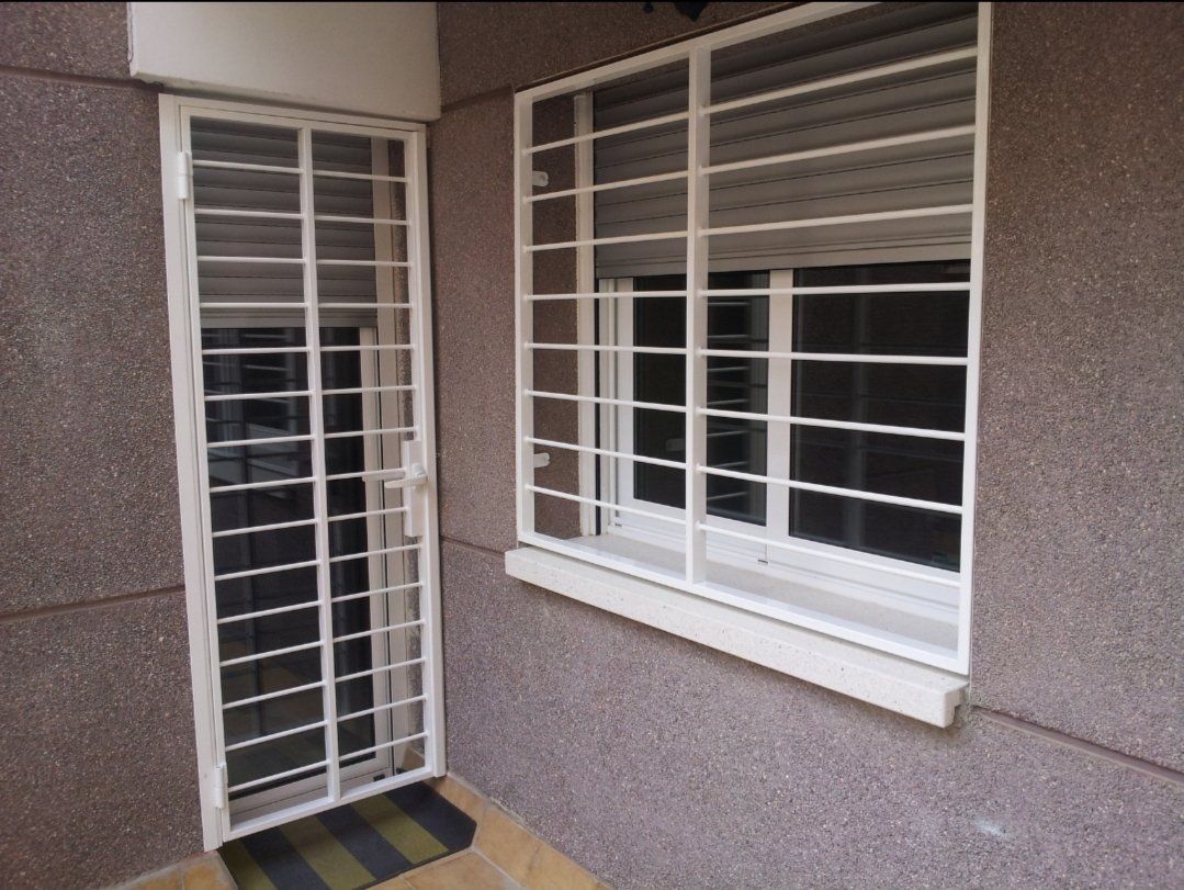 Servicio de instalación y elaboración de rejas fijas, practicables y de ballesta en Barcelona.