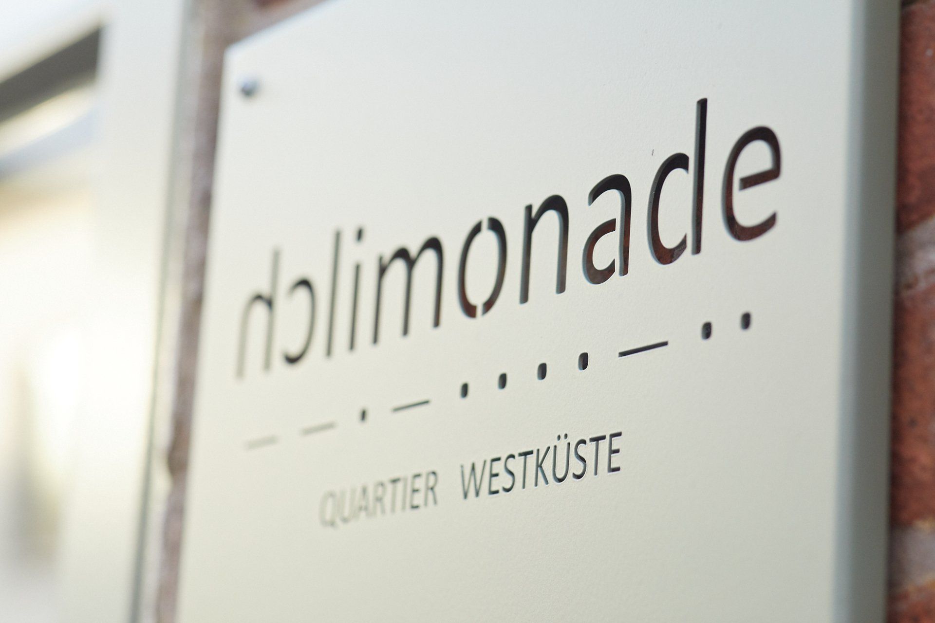 Milch und Limonade, Außenansicht, zuHause, gemütlich, Backstein,