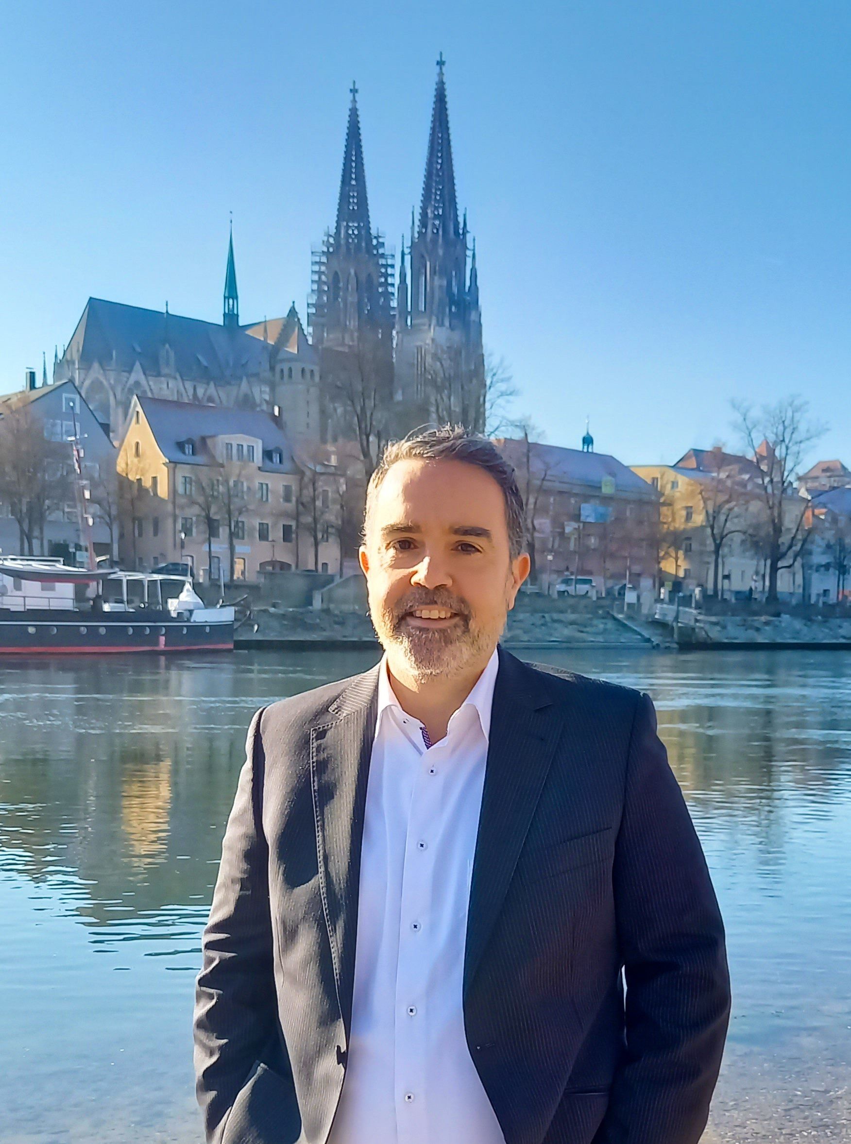 Über mich Pedro Martinez-Garcia, Übersetzer, Dolmetscher, Beglaubigte Übersetzungen, Übersetzer Regensburg, Übersetzer Oberpfalz, Übersetzer Bayern