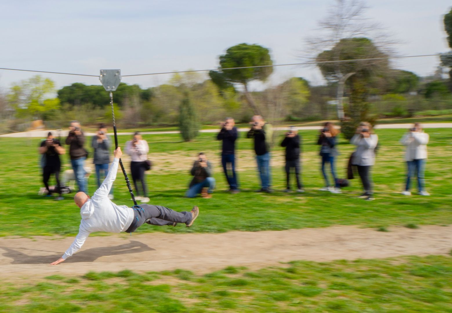 Taller que se realiza en verano aprovechando la floración de los girasoles, como fondo de estos un pueblo abandonado.
