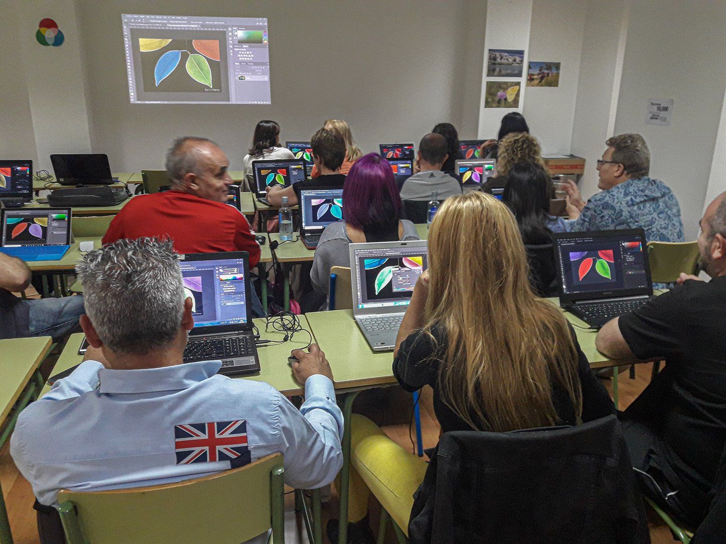 Alumnos en el aula de edición con Photoshop