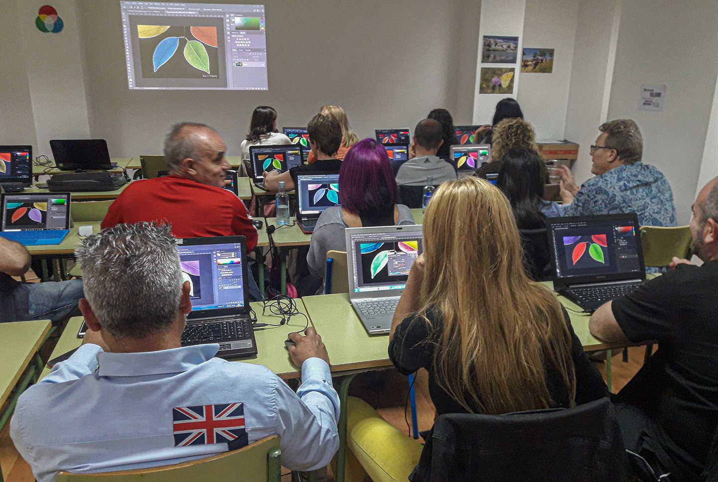 Alumnos en el aula de edición con Photoshop