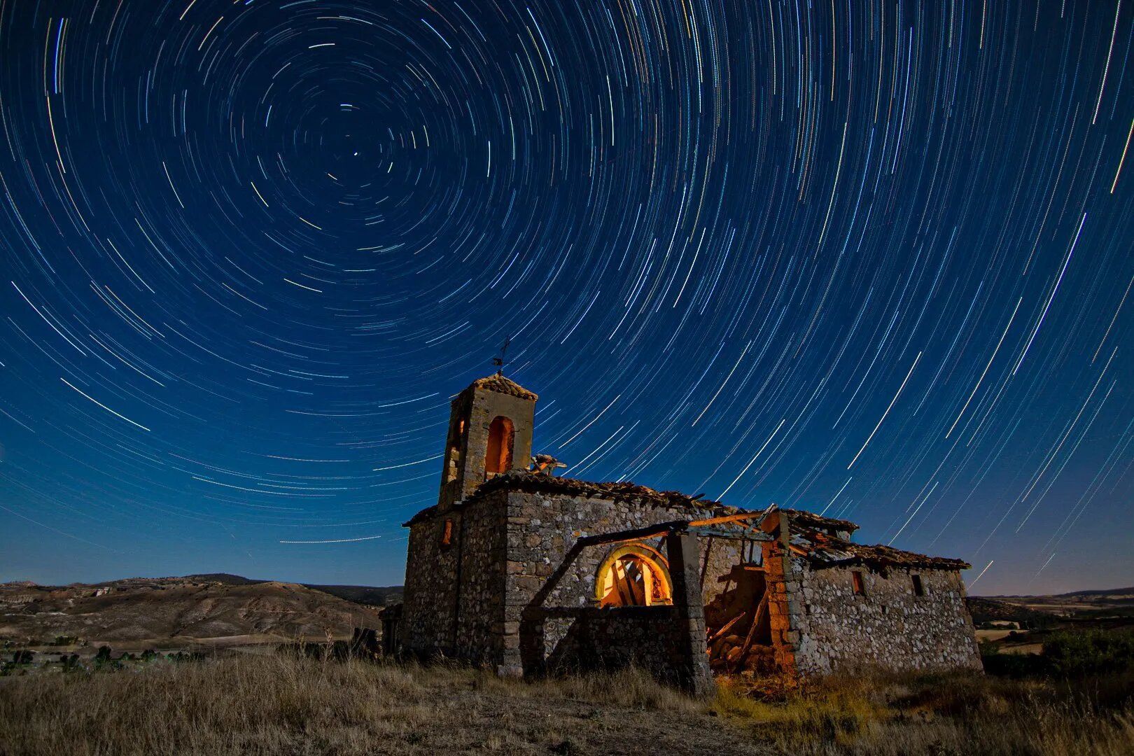 Circumpolar sobre la iglesia abandonada