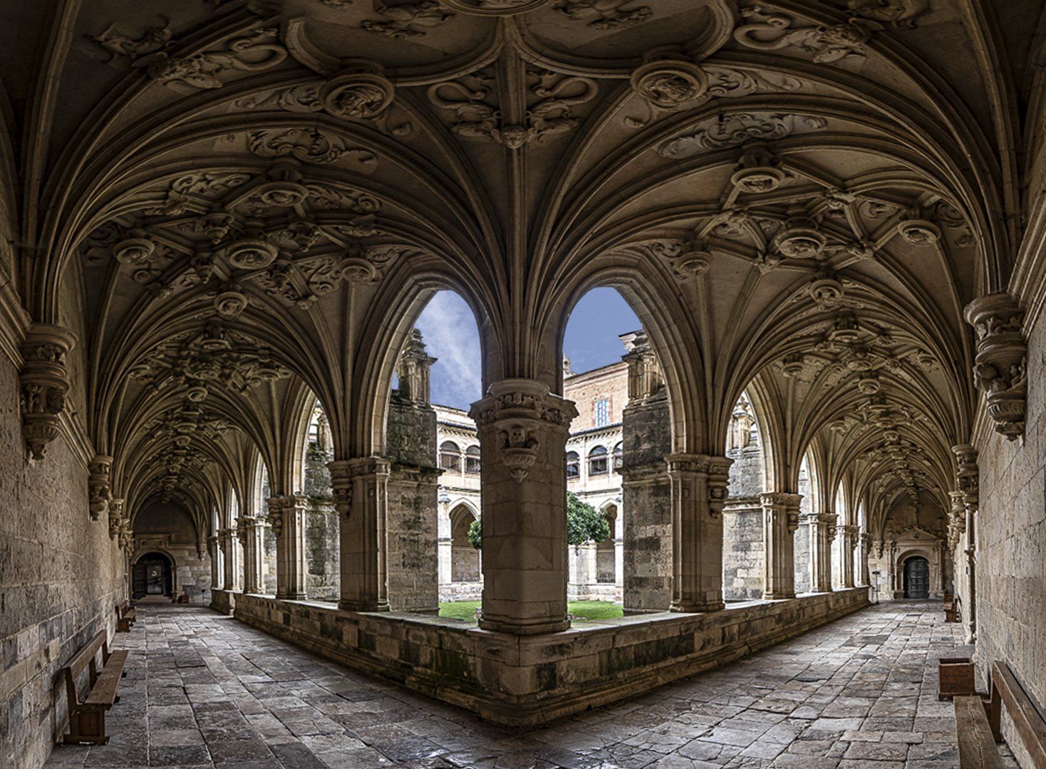 Panorámica con 3 fotos del claustro