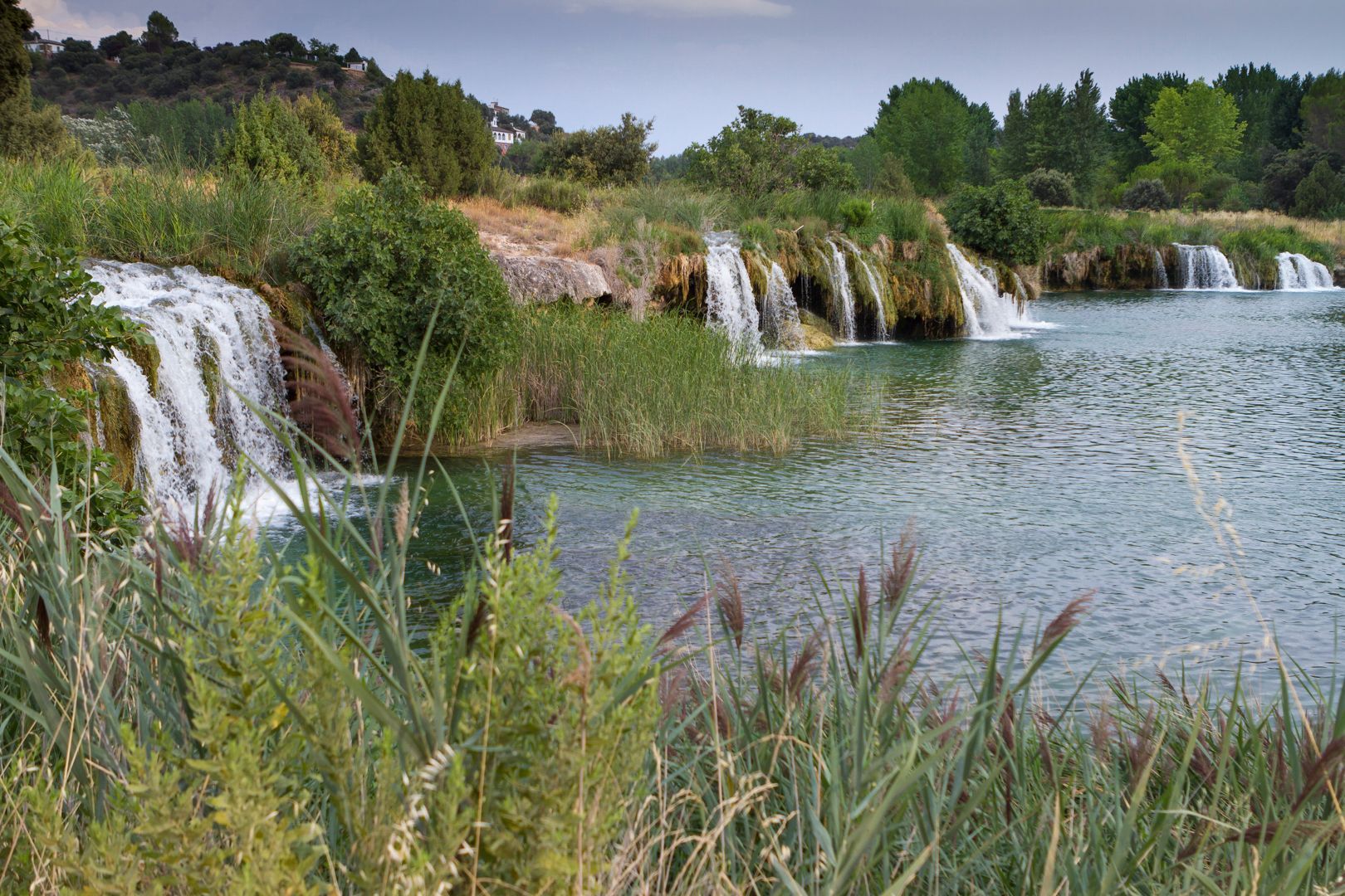Salto de agua durante el taller en las lagunas de Ruidera.