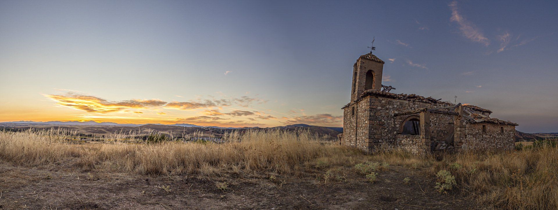Atardecer en el pueblo abandonado.