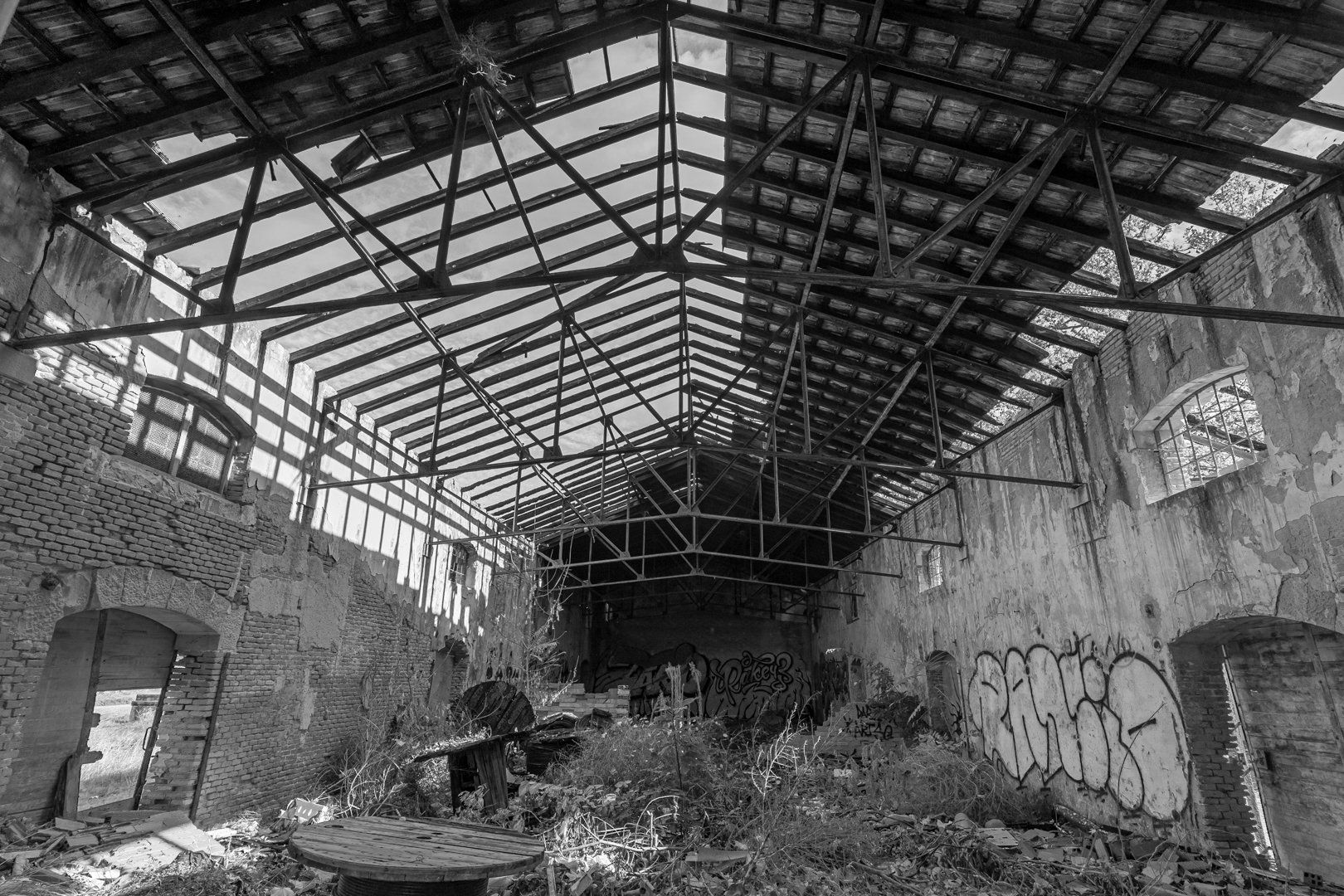 Nave abandonada en blanco y negro.