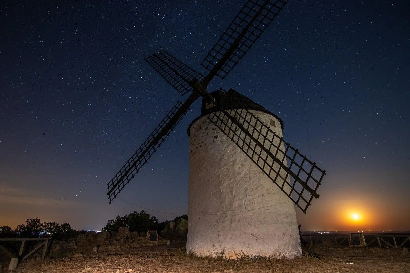 Molino de la Mancha con la luna al fondo.