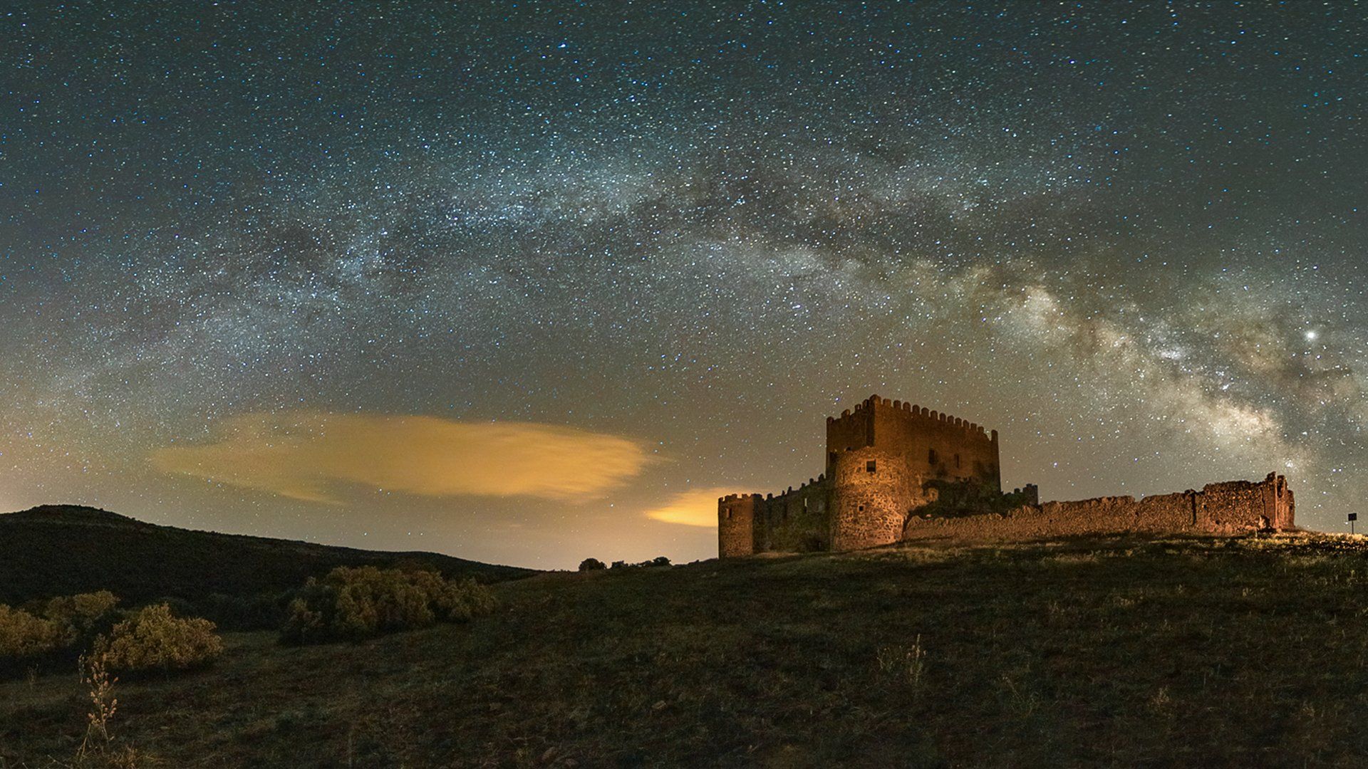 Vía Láctea sobre castillo de Guadalerzas