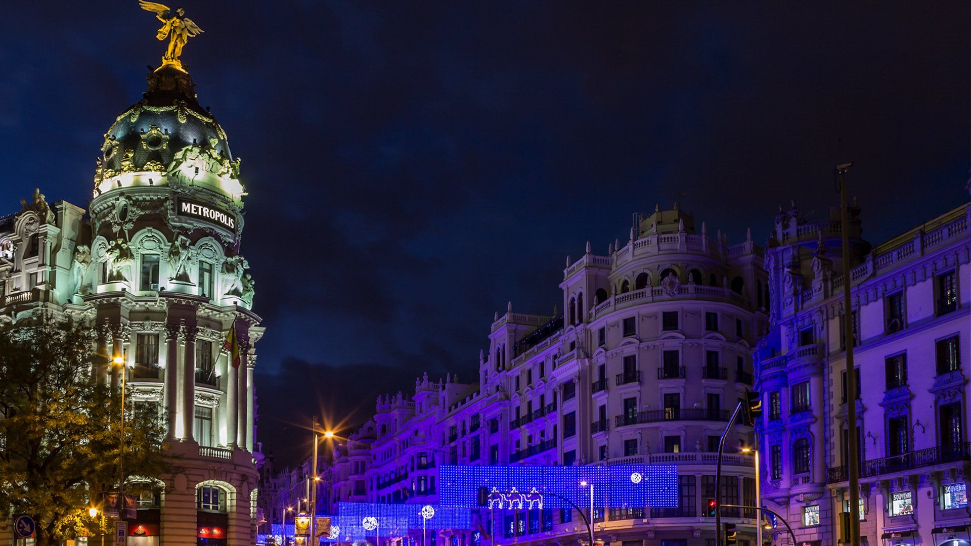 Metropolis Madrdi por la noche en navidad