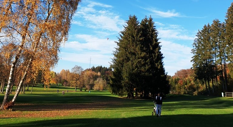 Fürstliches Golf-Resort Bad Waldsee, Golf, 45-Loch Golf-Anlage, LED Nachtgolf-Anlage, Golfschule, Golfturniere, New Course, Old Course, 9-Loch-Kurzplatz, Greenkeeping, Fürstlicher Golf-Club Oberschwaben, Fürstliches Golf-Hotel, Golf-Angebote, Golf-Schnupperkurse, Natur-Lehrpfad, Rund-Wanderwege, Kaffee, Restaurant, Vinothek, erlesene Weine, Bar, selbstgebackene Kuchen, Snacks, Mittagstisch, Sonnenterrasse, Gin - Greenkeeper's Cut, Bier vom Fass, kleine Gerichte, Burger, vegetarisch, vegan, Laktose frei, Gluten frei, Café-Restaurant Ausblick T-19, Restaurant im Hofgut