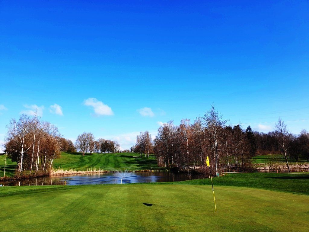 Fürstliches Golf-Resort Bad Waldsee, Golf, 45-Loch Golf-Anlage, LED Nachtgolf-Anlage, Golfschule, Golfturniere, New Course, Old Course, 9-Loch-Kurzplatz, Greenkeeping, Fürstlicher Golf-Club Oberschwaben, Fürstliches Golf-Hotel, Golf-Angebote, Golf-Schnupperkurse, Natur-Lehrpfad, Rund-Wanderwege, Kaffee, Restaurant, Vinothek, erlesene Weine, Bar, selbstgebackene Kuchen, Snacks, Mittagstisch, Sonnenterrasse, Gin - Greenkeeper's Cut, Bier vom Fass, kleine Gerichte, Burger, vegetarisch, vegan, Laktose frei, Gluten frei, Café-Restaurant Ausblick T-19, Restaurant im Hofgut