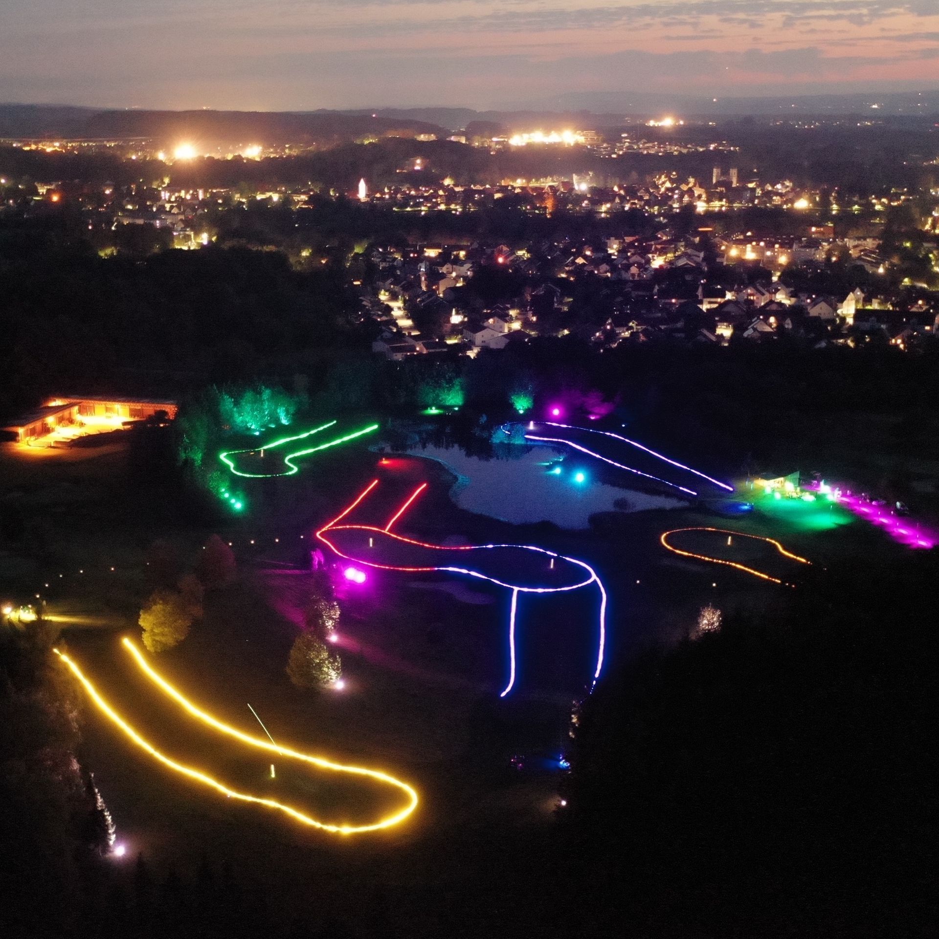 Fürstliches Golf-Resort Bad Waldsee, Golf, 45-Loch Golf-Anlage, LED Nachtgolf-Anlage, Golfschule, Golfturniere, New Course, Old Course, 9-Loch-Kurzplatz, Greenkeeping, Fürstlicher Golf-Club Oberschwaben, Fürstliches Golf-Hotel, Golf-Angebote, Golf-Schnupperkurse, Natur-Lehrpfad, Rund-Wanderwege, Kaffee, Restaurant, Vinothek, erlesene Weine, Bar, selbstgebackene Kuchen, Snacks, Mittagstisch, Sonnenterrasse, Gin - Greenkeeper's Cut, Bier vom Fass, kleine Gerichte, Burger, vegetarisch, vegan, Laktose frei, Gluten frei, Café-Restaurant Ausblick T-19, Restaurant im Hofgut, Hopfenweiler-Stueble