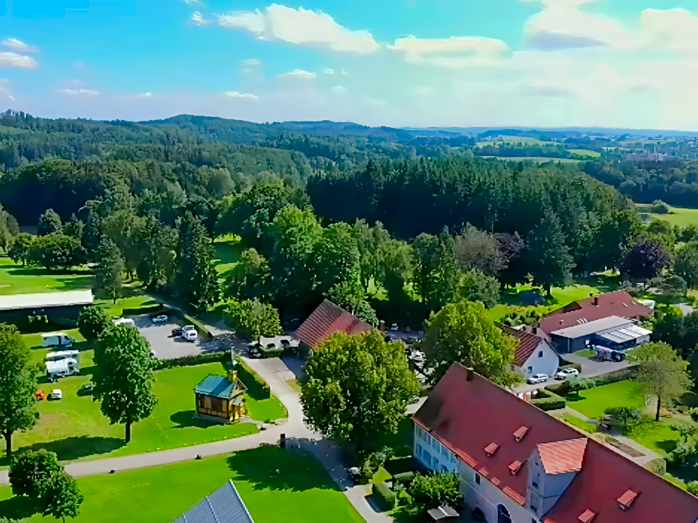 Fürstliches Golf-Resort Bad Waldsee, Golf, 45-Loch Golf-Anlage, LED Nachtgolf-Anlage, Golfschule, Golfturniere, New Course, Old Course, 9-Loch-Kurzplatz, Greenkeeping, Fürstlicher Golf-Club Oberschwaben, Fürstliches Golf-Hotel, Golf-Angebote, Golf-Schnupperkurse, Natur-Lehrpfad, Rund-Wanderwege, Kaffee, Restaurant, Vinothek, erlesene Weine, Bar, selbstgebackene Kuchen, Snacks, Mittagstisch, Sonnenterrasse, Gin - Greenkeeper's Cut, Bier vom Fass, kleine Gerichte, Burger, vegetarisch, vegan, Laktose frei, Gluten frei, Café-Restaurant Ausblick T-19, Restaurant im Hofgut