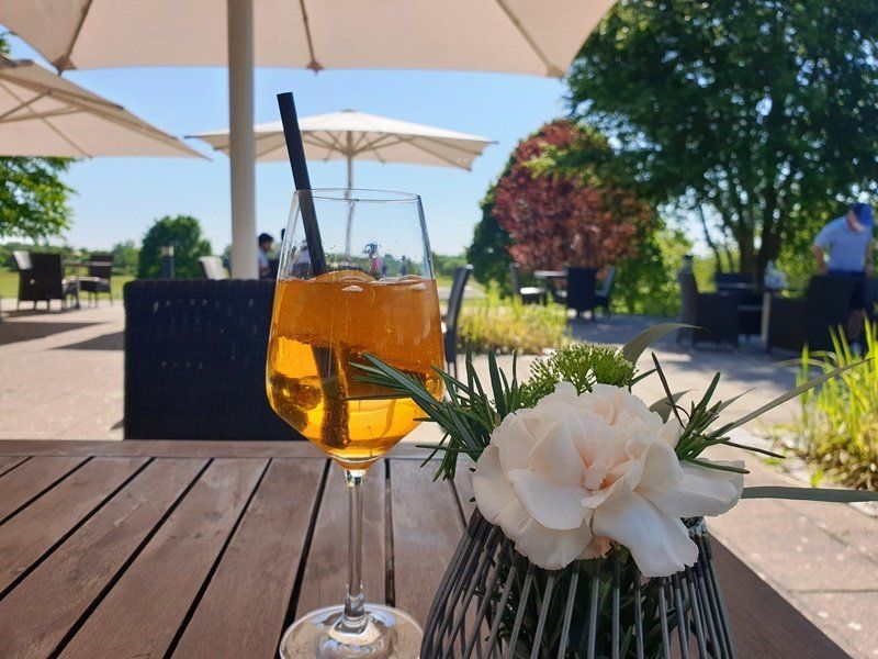 Fürstliches Golf-Resort Bad Waldsee, Golf, 45-Loch Golf-Anlage, LED Nachtgolf-Anlage, Golfschule, Golfturniere, New Course, Old Course, 9-Loch-Kurzplatz, Greenkeeping, Fürstlicher Golf-Club Oberschwaben, Fürstliches Golf-Hotel, Golf-Angebote, Golf-Schnupperkurse, Natur-Lehrpfad, Rund-Wanderwege, Kaffee, Restaurant, Vinothek, erlesene Weine, Bar, selbstgebackene Kuchen, Snacks, Mittagstisch, Sonnenterrasse, Gin - Greenkeeper's Cut, Bier vom Fass, kleine Gerichte, Burger, vegetarisch, vegan, Laktose frei, Gluten frei, Café-Restaurant Ausblick T-19, Restaurant im Hofgut