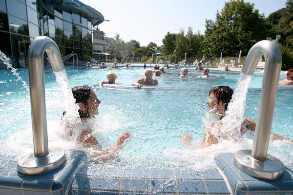 Fürstliches Golf-Resort Bad Waldsee, Golf, 45-Loch Golf-Anlage, LED Nachtgolf-Anlage, Golfschule, Golfturniere, New Course, Old Course, 9-Loch-Kurzplatz, Greenkeeping, Fürstlicher Golf-Club Oberschwaben, Fürstliches Golf-Hotel, Golf-Angebote, Golf-Schnupperkurse, Natur-Lehrpfad, Rund-Wanderwege, Kaffee, Restaurant, Vinothek, erlesene Weine, Bar, selbstgebackene Kuchen, Snacks, Mittagstisch, Sonnenterrasse, Gin - Greenkeeper's Cut, Bier vom Fass, kleine Gerichte, Burger, vegetarisch, vegan, Laktose frei, Gluten frei, Café-Restaurant Ausblick T-19, Restaurant im Hofgut