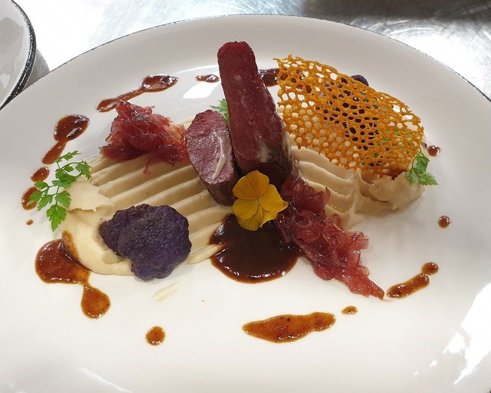 Fürstliches Golf-Resort Bad Waldsee, Golf, 45-Loch Golf-Anlage, LED Nachtgolf-Anlage, Golfschule, Golfturniere, New Course, Old Course, 9-Loch-Kurzplatz, Greenkeeping, Fürstlicher Golf-Club Oberschwaben, Fürstliches Golf-Hotel, Golf-Angebote, Golf-Schnupperkurse, Natur-Lehrpfad, Rund-Wanderwege, Kaffee, Restaurant, Vinothek, erlesene Weine, Bar, selbstgebackene Kuchen, Snacks, Mittagstisch, Sonnenterrasse, Gin - Greenkeeper's Cut, Bier vom Fass, kleine Gerichte, Burger, vegetarisch, vegan, Laktose frei, Gluten frei, Café-Restaurant Ausblick T-19, Restaurant im Hofgut