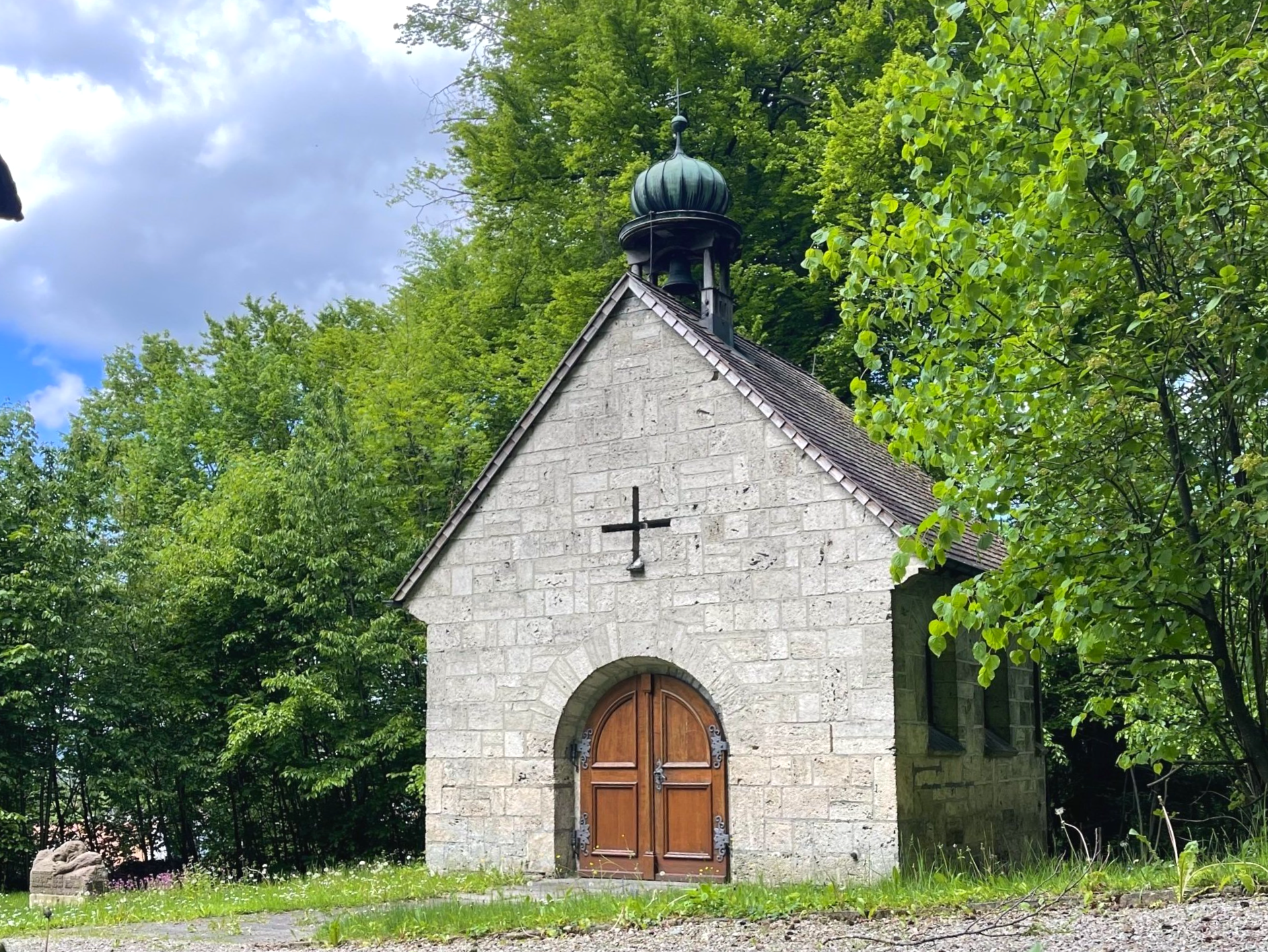 Fürstliches Golf-Resort Bad Waldsee, Golf, 45-Loch Golf-Anlage, LED Nachtgolf-Anlage, Golfschule, Golfturniere, New Course, Old Course, 9-Loch-Kurzplatz, Greenkeeping, Fürstlicher Golf-Club Oberschwaben, Fürstliches Golf-Hotel, Golf-Angebote, Golf-Schnupperkurse, Natur-Lehrpfad, Rund-Wanderwege, Kaffee, Restaurant, Vinothek, erlesene Weine, Bar, selbstgebackene Kuchen, Snacks, Mittagstisch, Sonnenterrasse, Gin - Greenkeeper's Cut, Bier vom Fass, kleine Gerichte, Burger, vegetarisch, vegan, Laktose frei, Gluten frei, Café-Restaurant Ausblick T-19, Restaurant im Hofgut