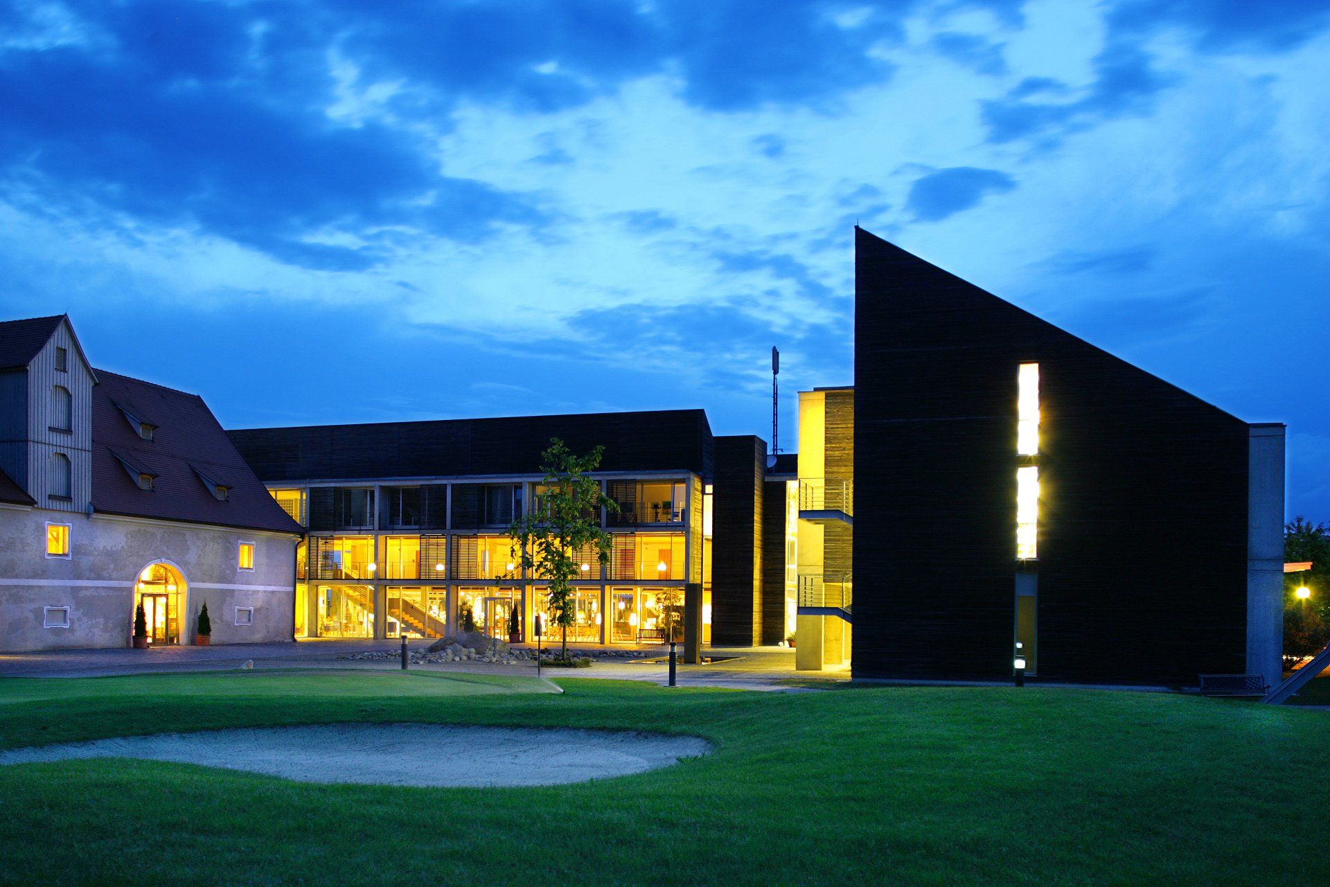 Fürstliches Golf-Resort Bad Waldsee, Golf, 45-Loch Golf-Anlage, LED Nachtgolf-Anlage, Golfschule, Golfturniere, New Course, Old Course, 9-Loch-Kurzplatz, Greenkeeping, Fürstlicher Golf-Club Oberschwaben, Fürstliches Golf-Hotel, Golf-Angebote, Golf-Schnupperkurse, Natur-Lehrpfad, Rund-Wanderwege, Kaffee, Restaurant, Vinothek, erlesene Weine, Bar, selbstgebackene Kuchen, Snacks, Mittagstisch, Sonnenterrasse, Gin - Greenkeeper's Cut, Bier vom Fass, kleine Gerichte, Burger, vegetarisch, vegan, Laktose frei, Gluten frei, Café-Restaurant Ausblick T-19, Restaurant im Hofgut