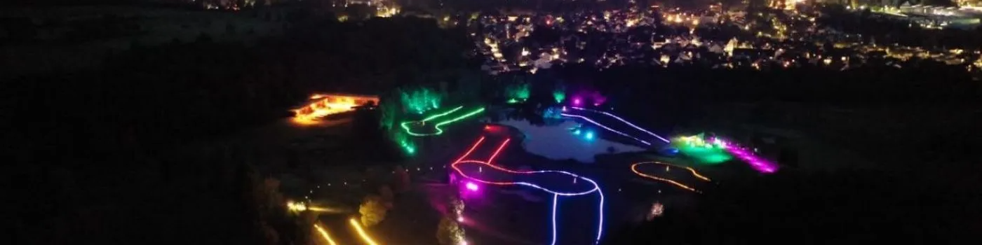 Fürstliches Golf-Resort Bad Waldsee, Golf, 45-Loch Golf-Anlage, LED Nachtgolf-Anlage, Golfschule, Golfturniere, New Course, Old Course, 9-Loch-Kurzplatz, Greenkeeping, Fürstlicher Golf-Club Oberschwaben, Fürstliches Golf-Hotel, Golf-Angebote, Golf-Schnupperkurse, Natur-Lehrpfad, Rund-Wanderwege, Kaffee, Restaurant, Vinothek, erlesene Weine, Bar, selbstgebackene Kuchen, Snacks, Mittagstisch, Sonnenterrasse, Gin - Greenkeeper's Cut, Bier vom Fass, kleine Gerichte, Burger, vegetarisch, vegan, Laktose frei, Gluten frei, Café-Restaurant Ausblick T-19, Restaurant im Hofgut