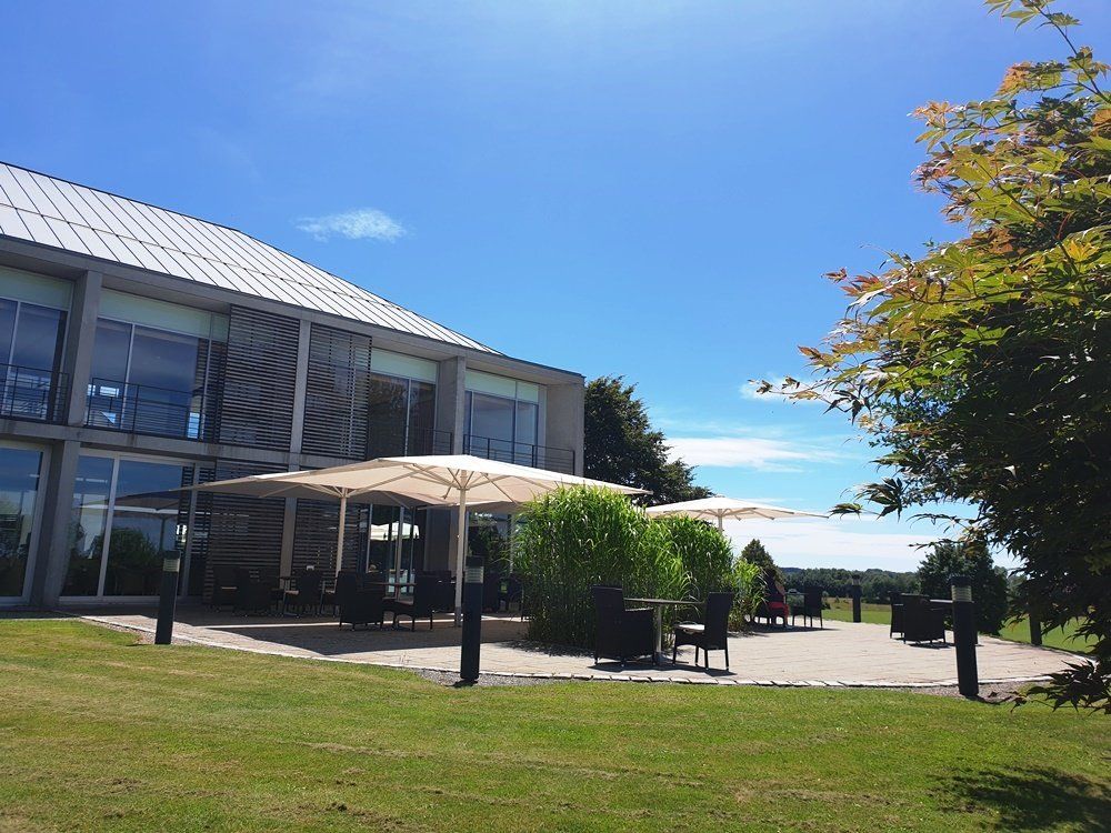 Fürstliches Golf-Resort Bad Waldsee, Golf, 45-Loch Golf-Anlage, LED Nachtgolf-Anlage, Golfschule, Golfturniere, New Course, Old Course, 9-Loch-Kurzplatz, Greenkeeping, Fürstlicher Golf-Club Oberschwaben, Fürstliches Golf-Hotel, Golf-Angebote, Golf-Schnupperkurse, Natur-Lehrpfad, Rund-Wanderwege, Kaffee, Restaurant, Vinothek, erlesene Weine, Bar, selbstgebackene Kuchen, Snacks, Mittagstisch, Sonnenterrasse, Gin - Greenkeeper's Cut, Bier vom Fass, kleine Gerichte, Burger, vegetarisch, vegan, Laktose frei, Gluten frei, Café-Restaurant Ausblick T-19, Restaurant im Hofgut