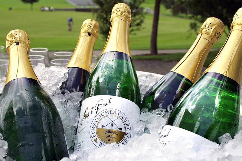 Fürstliches Golf-Resort Bad Waldsee, Golf, 45-Loch Golf-Anlage, LED Nachtgolf-Anlage, Golfschule, Golfturniere, New Course, Old Course, 9-Loch-Kurzplatz, Greenkeeping, Fürstlicher Golf-Club Oberschwaben, Fürstliches Golf-Hotel, Golf-Angebote, Golf-Schnupperkurse, Natur-Lehrpfad, Rund-Wanderwege, Kaffee, Restaurant, Vinothek, erlesene Weine, Bar, selbstgebackene Kuchen, Snacks, Mittagstisch, Sonnenterrasse, Gin - Greenkeeper's Cut, Bier vom Fass, kleine Gerichte, Burger, vegetarisch, vegan, Laktose frei, Gluten frei, Café-Restaurant Ausblick T-19, Restaurant im Hofgut