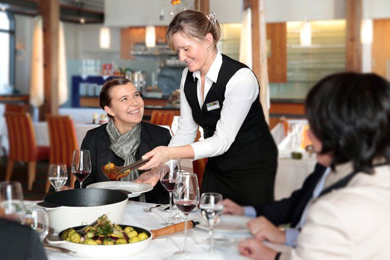 Fürstliches Golf-Resort Bad Waldsee, Golf, 45-Loch Golf-Anlage, LED Nachtgolf-Anlage, Golfschule, Golfturniere, New Course, Old Course, 9-Loch-Kurzplatz, Greenkeeping, Fürstlicher Golf-Club Oberschwaben, Fürstliches Golf-Hotel, Golf-Angebote, Golf-Schnupperkurse, Natur-Lehrpfad, Rund-Wanderwege, Kaffee, Restaurant, Vinothek, erlesene Weine, Bar, selbstgebackene Kuchen, Snacks, Mittagstisch, Sonnenterrasse, Gin - Greenkeeper's Cut, Bier vom Fass, kleine Gerichte, Burger, vegetarisch, vegan, Laktose frei, Gluten frei, Café-Restaurant Ausblick T-19, Restaurant im Hofgut