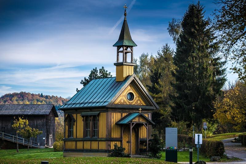 Fürstliches Golf-Resort Bad Waldsee, Golf, 45-Loch Golf-Anlage, LED Nachtgolf-Anlage, Golfschule, Golfturniere, New Course, Old Course, 9-Loch-Kurzplatz, Greenkeeping, Fürstlicher Golf-Club Oberschwaben, Fürstliches Golf-Hotel, Golf-Angebote, Golf-Schnupperkurse, Natur-Lehrpfad, Rund-Wanderwege, Kaffee, Restaurant, Vinothek, erlesene Weine, Bar, selbstgebackene Kuchen, Snacks, Mittagstisch, Sonnenterrasse, Gin - Greenkeeper's Cut, Bier vom Fass, kleine Gerichte, Burger, vegetarisch, vegan, Laktose frei, Gluten frei, Café-Restaurant Ausblick T-19, Restaurant im Hofgut