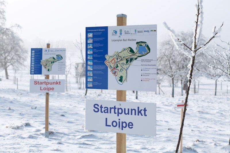 Fürstliches Golf-Resort Bad Waldsee, Golf, 45-Loch Golf-Anlage, LED Nachtgolf-Anlage, Golfschule, Golfturniere, New Course, Old Course, 9-Loch-Kurzplatz, Greenkeeping, Fürstlicher Golf-Club Oberschwaben, Fürstliches Golf-Hotel, Golf-Angebote, Golf-Schnupperkurse, Natur-Lehrpfad, Rund-Wanderwege, Kaffee, Restaurant, Vinothek, erlesene Weine, Bar, selbstgebackene Kuchen, Snacks, Mittagstisch, Sonnenterrasse, Gin - Greenkeeper's Cut, Bier vom Fass, kleine Gerichte, Burger, vegetarisch, vegan, Laktose frei, Gluten frei, Café-Restaurant Ausblick T-19, Restaurant im Hofgut