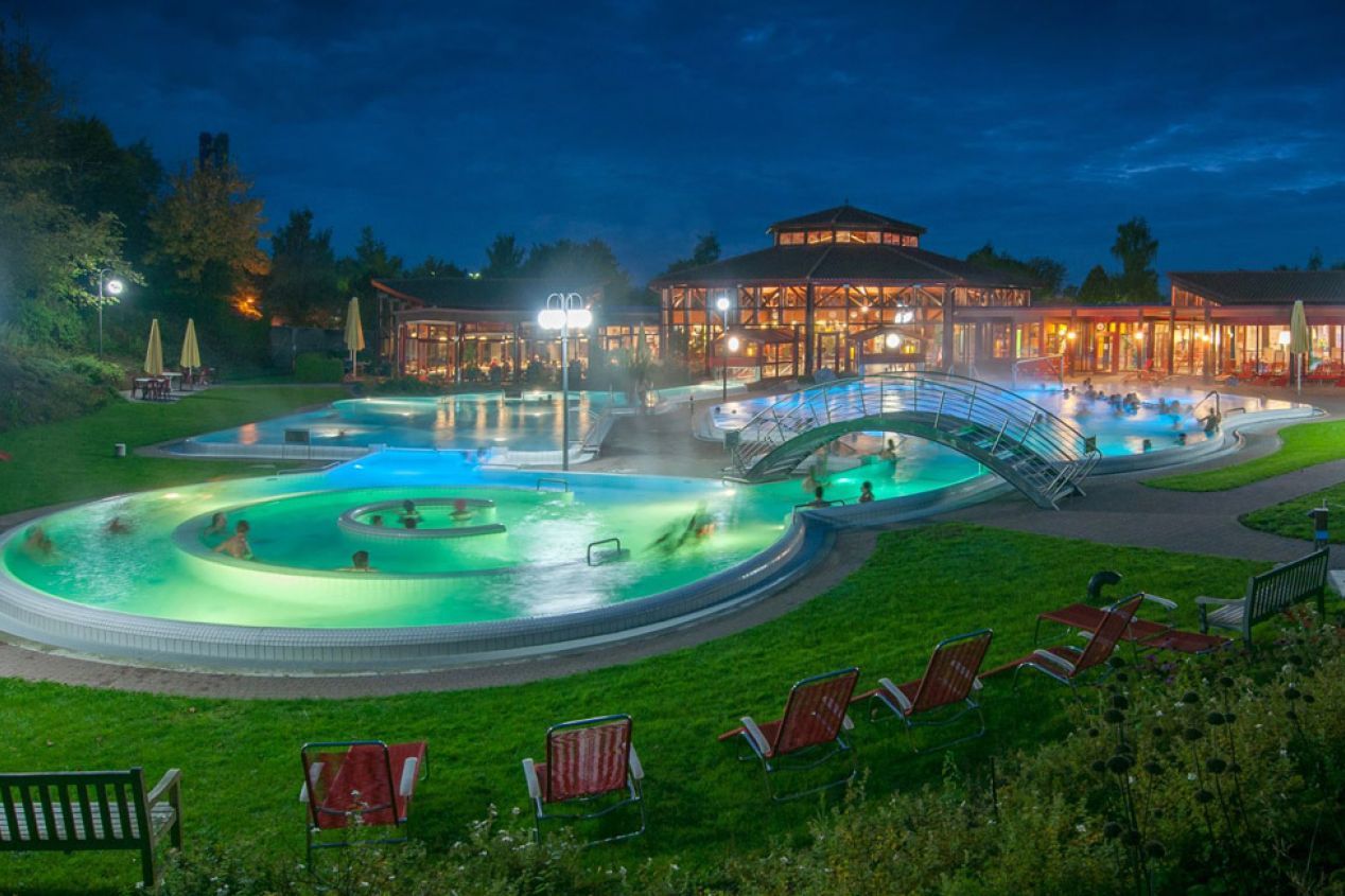 Fürstliches Golf-Resort Bad Waldsee, Golf, 45-Loch Golf-Anlage, LED Nachtgolf-Anlage, Golfschule, Golfturniere, New Course, Old Course, 9-Loch-Kurzplatz, Greenkeeping, Fürstlicher Golf-Club Oberschwaben, Fürstliches Golf-Hotel, Golf-Angebote, Golf-Schnupperkurse, Natur-Lehrpfad, Rund-Wanderwege, Kaffee, Restaurant, Vinothek, erlesene Weine, Bar, selbstgebackene Kuchen, Snacks, Mittagstisch, Sonnenterrasse, Gin - Greenkeeper's Cut, Bier vom Fass, kleine Gerichte, Burger, vegetarisch, vegan, Laktose frei, Gluten frei, Café-Restaurant Ausblick T-19, Restaurant im Hofgut