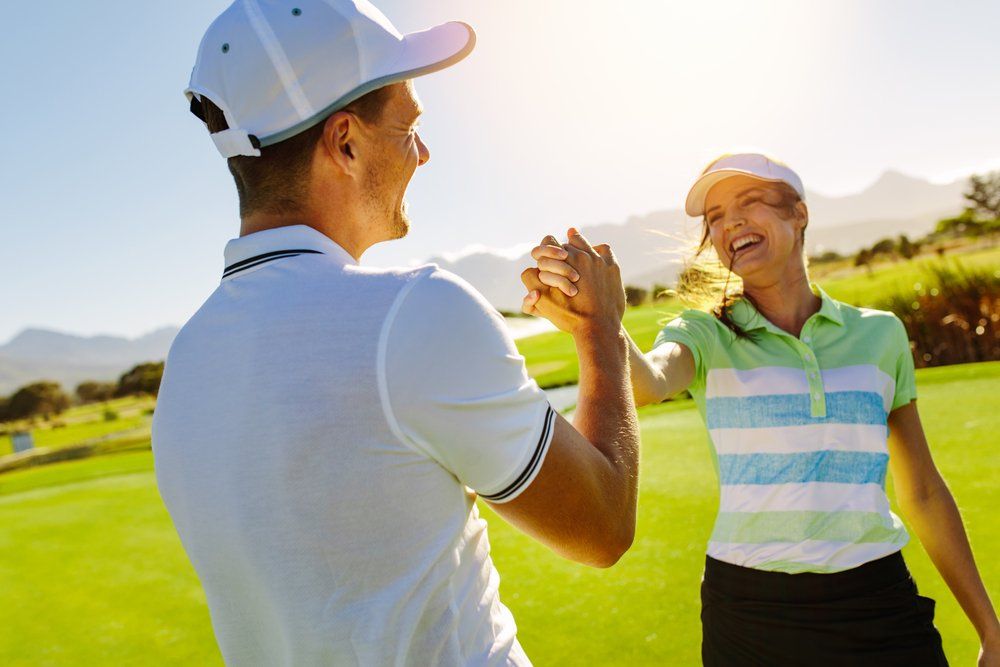 Fürstliches Golf-Resort Bad Waldsee, Golf, 45-Loch Golf-Anlage, LED Nachtgolf-Anlage, Golfschule, Golfturniere, New Course, Old Course, 9-Loch-Kurzplatz, Greenkeeping, Fürstlicher Golf-Club Oberschwaben, Fürstliches Golf-Hotel, Golf-Angebote, Golf-Schnupperkurse, Natur-Lehrpfad, Rund-Wanderwege, Kaffee, Restaurant, Vinothek, erlesene Weine, Bar, selbstgebackene Kuchen, Snacks, Mittagstisch, Sonnenterrasse, Gin - Greenkeeper's Cut, Bier vom Fass, kleine Gerichte, Burger, vegetarisch, vegan, Laktose frei, Gluten frei, Café-Restaurant Ausblick T-19, Restaurant im Hofgut