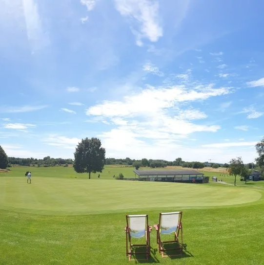 Fürstliches Golf-Resort Bad Waldsee, Golf, 45-Loch Golf-Anlage, LED Nachtgolf-Anlage, Golfschule, Golfturniere, New Course, Old Course, 9-Loch-Kurzplatz, Greenkeeping, Fürstlicher Golf-Club Oberschwaben, Fürstliches Golf-Hotel, Golf-Angebote, Golf-Schnupperkurse, Natur-Lehrpfad, Rund-Wanderwege, Kaffee, Restaurant, Vinothek, erlesene Weine, Bar, selbstgebackene Kuchen, Snacks, Mittagstisch, Sonnenterrasse, Gin - Greenkeeper's Cut, Bier vom Fass, kleine Gerichte, Burger, vegetarisch, vegan, Laktose frei, Gluten frei, Café-Restaurant Ausblick T-19, Restaurant im Hofgut