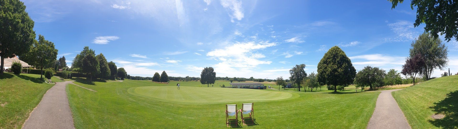 Fürstliches Golf-Resort Bad Waldsee, Golf, 45-Loch Golf-Anlage, LED Nachtgolf-Anlage, Golfschule, Golfturniere, New Course, Old Course, 9-Loch-Kurzplatz, Greenkeeping, Fürstlicher Golf-Club Oberschwaben, Fürstliches Golf-Hotel, Golf-Angebote, Golf-Schnupperkurse, Natur-Lehrpfad, Rund-Wanderwege, Kaffee, Restaurant, Vinothek, erlesene Weine, Bar, selbstgebackene Kuchen, Snacks, Mittagstisch, Sonnenterrasse, Gin - Greenkeeper's Cut, Bier vom Fass, kleine Gerichte, Burger, vegetarisch, vegan, Laktose frei, Gluten frei, Café-Restaurant Ausblick T-19, Restaurant im Hofgut