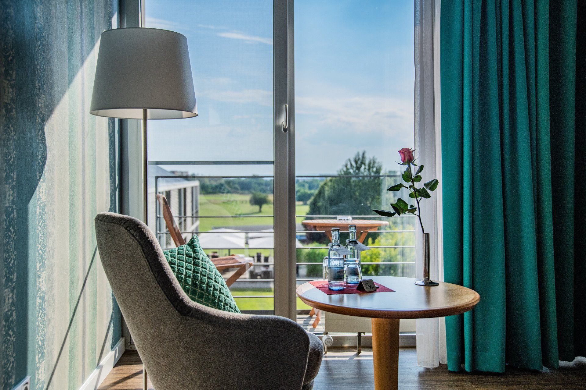 Fürstliches Golf-Resort Bad Waldsee, Golf, 45-Loch Golf-Anlage, LED Nachtgolf-Anlage, Golfschule, Golfturniere, New Course, Old Course, 9-Loch-Kurzplatz, Greenkeeping, Fürstlicher Golf-Club Oberschwaben, Fürstliches Golf-Hotel, Golf-Angebote, Golf-Schnupperkurse, Natur-Lehrpfad, Rund-Wanderwege, Kaffee, Restaurant, Vinothek, erlesene Weine, Bar, selbstgebackene Kuchen, Snacks, Mittagstisch, Sonnenterrasse, Gin - Greenkeeper's Cut, Bier vom Fass, kleine Gerichte, Burger, vegetarisch, vegan, Laktose frei, Gluten frei, Café-Restaurant Ausblick T-19, Restaurant im Hofgut