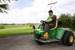 Fürstliches Golf-Resort Bad Waldsee, Golf, 45-Loch Golf-Anlage, LED Nachtgolf-Anlage, Golfschule, Golfturniere, New Course, Old Course, 9-Loch-Kurzplatz, Greenkeeping, Fürstlicher Golf-Club Oberschwaben, Fürstliches Golf-Hotel, Golf-Angebote, Golf-Schnupperkurse, Natur-Lehrpfad, Rund-Wanderwege, Kaffee, Restaurant, Vinothek, erlesene Weine, Bar, selbstgebackene Kuchen, Snacks, Mittagstisch, Sonnenterrasse, Gin - Greenkeeper's Cut, Bier vom Fass, kleine Gerichte, Burger, vegetarisch, vegan, Laktose frei, Gluten frei, Café-Restaurant Ausblick T-19, Restaurant im Hofgut